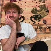 Maestro di musica, impartisce lezioni inerenti ogni aspetto dell'ambito musicale a ragazzi di Elementari/Medie